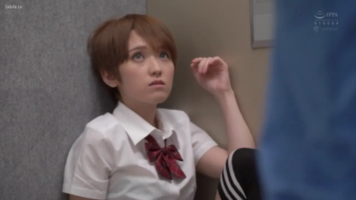 面部 · 忧郁 · 红领结 · 短发 · 室内墙角 · 向上凝视 · 靠墙坐姿