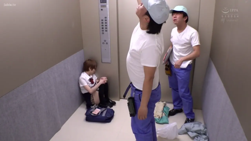 坐姿 · 校服 · 中景 · 平静 · 走廊 · 靠墙 · 短发