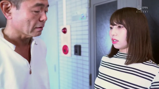 严肃 · 站立 · 半身特写 · 剧情场景 · 公寓走廊 · 对谈 · 条纹针织衫 · 壁挂火警器