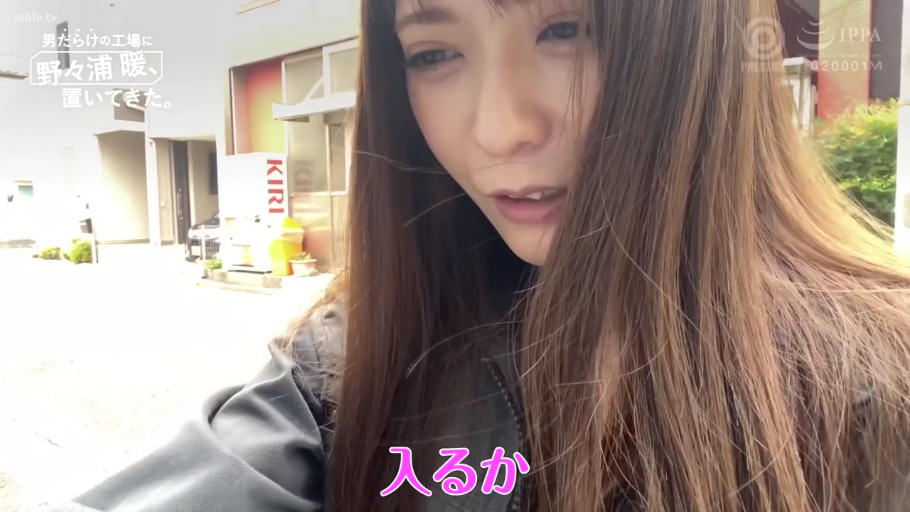 交谈 · 脸部 · 站姿 · 自然 · 户外 · 长发 · 外套