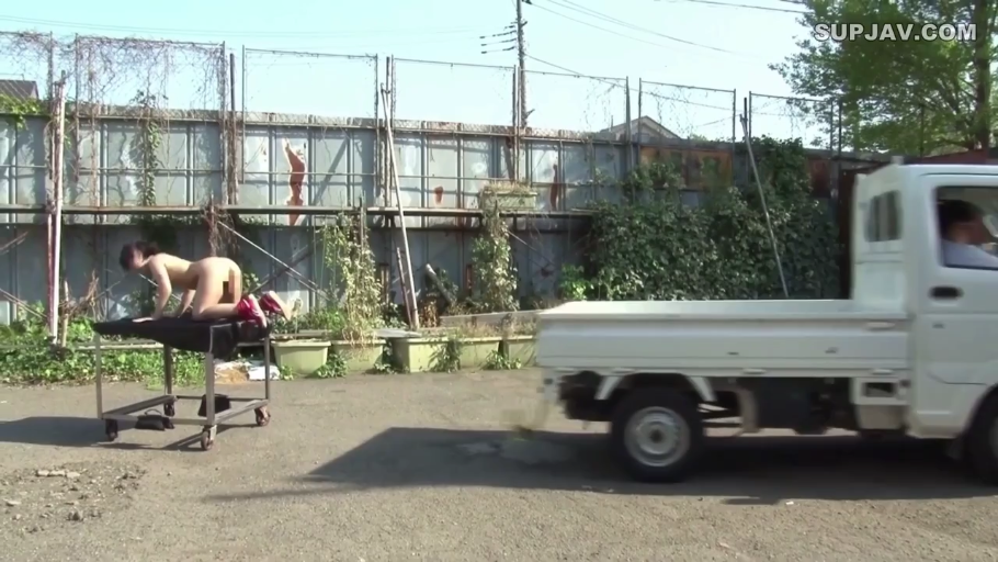 坐姿 · 腿部 · 室外 · 游泳池 · 连体泳衣 · 戏水
