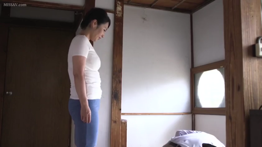 室内 · 站姿 · 自然 · 熟女 · 俯视 · 蓝色短裙