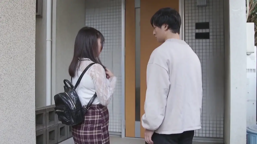 交谈 · 站立 · 中景 · 平静 · 休闲服 · 门口 · 背包 · 男女