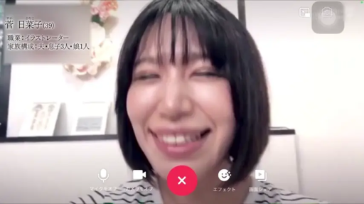 Indoor · Close-up of the face · Smile · 条纹衫 · 正面 · 视频通话