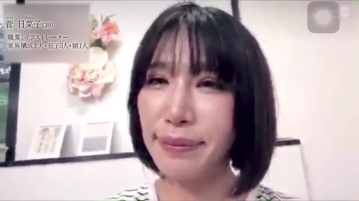 室内 · 坐姿 · 微笑 · 面对镜头 · 面部特写 · 条纹衫 · 日本女性 · 室内装饰