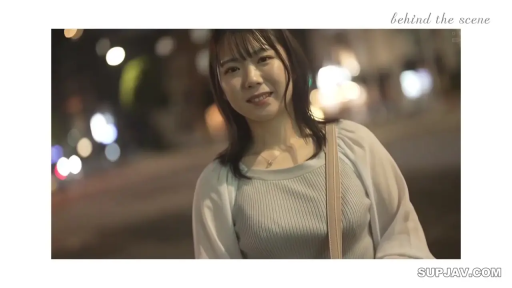 站立 · 平和 · 包带 · 面部特写 · 注视镜头 · 浅色针织衫 · 街头采访 · 室外街道（夜间）