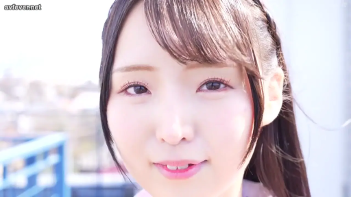 室内 · 坐姿 · 微笑 · 白色开衫 · 上半身特写 · 长发 · 钱包 · 拿包
