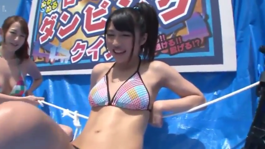 坐姿 · 比基尼 · 中景 · 户外 · 开心 · 背景板 · 欢笑 · 日本综艺