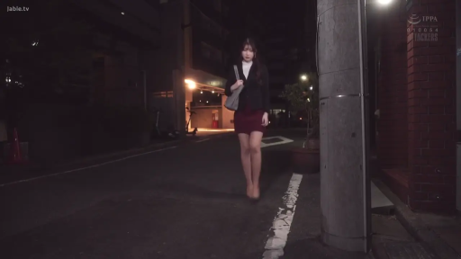 全身 · OL装 · 自然 · 行走 · 户外街道 · 单肩包 · 夜色 · 下班回家