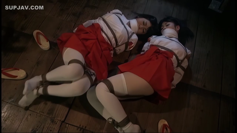 室内 · 全身 · 闭眼 · 捆绑 · 双人 · 侧卧 · 绳索 · 巫女服