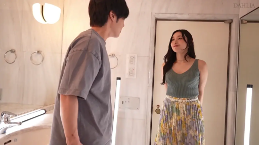 室內 · 交谈 · 嚴肅 · 站立 · 中景 · 休閒裝 · 洗手間 · 门