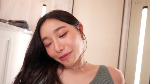 室內 · 脸部 · 低頭 · 微笑 · 注視 · 绿色背心 · 个人写真