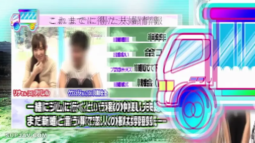 坐姿 · 半身 · 交流 · 米色上衣 · 户外 · 笑容 · 视频画面 · 字幕板