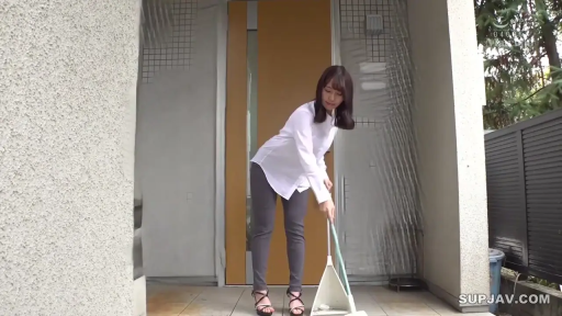 全身 · 平静 · 长裤 · 腰を曲げる · 屋外 · 门口 · 簸箕 · 打扫