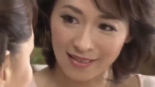 室内 · 顔 · 横向き · 凝視 · ショートヘア · 温柔微笑 · 浅色日常装