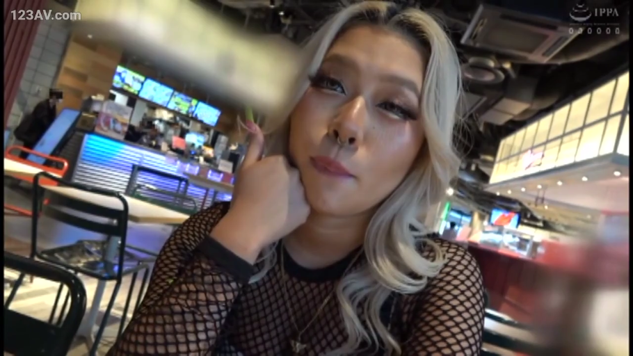 脸部特写 · 餐桌 · 凝视 · 餐厅 · 高冷 · 托腮 · 染发 · 黑色网格衫