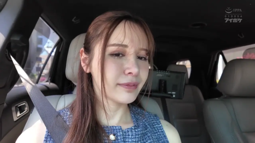 坐姿 · 忧郁 · 面部特写 · 乘车 · 车内 · 长发 · 无袖上衣 · 安全带