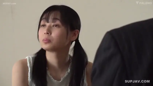 室內 · 坐姿 · 中景 · 平靜 · 注視 · 雙馬尾 · 无袖衫