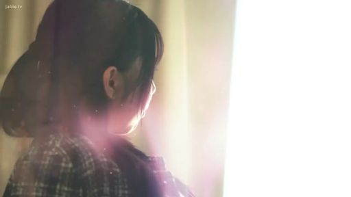 室内 · 站立 · 平静 · 注视 · 侧脸 · 逆光 · 格子衫