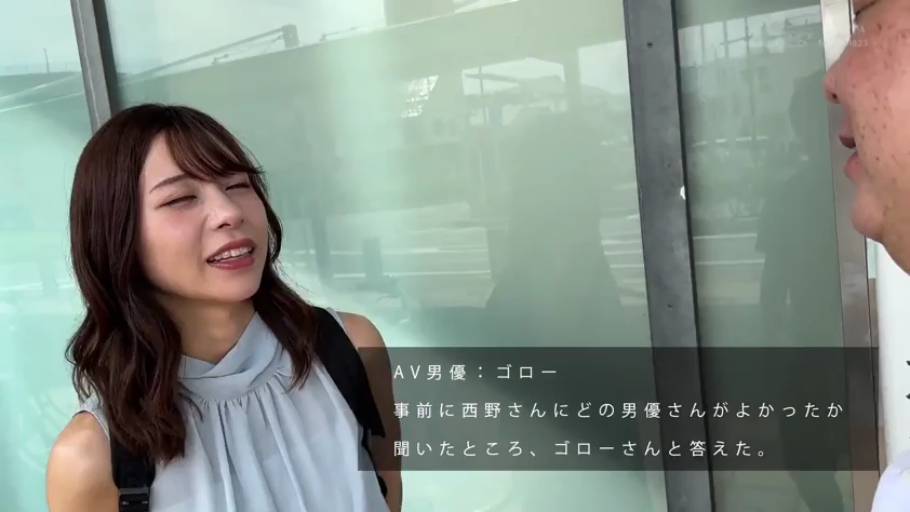 站姿 · 微笑 · 注视 · 近景 · 户外 · 双肩包 · 街拍 · 浅色无袖衫