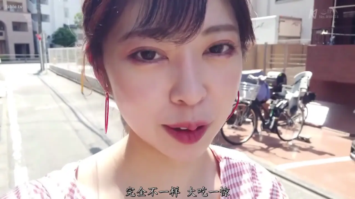 顔部のクローズアップ · 站立 · 中文字幕 · 屋外通り · 自然微笑 · 红白格子衫 · 自拍说话 · 红色大耳环