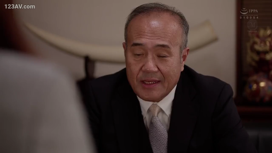 室内 · 坐姿 · 严肃 · 脸部特写 · 谈话 · 西装 · 中年男性 · 象牙摆件