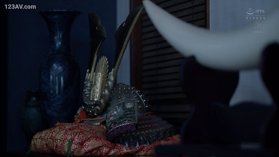 坐姿 · 脸部 · 微笑 · 对话 · 书房 · 书架 · 灰色西装 · 职业感