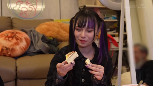 室內 · 坐姿 · 微笑 · 雙馬尾 · 食物 · 半身像 · 黑色牛仔外套 · 拿着蛋糕