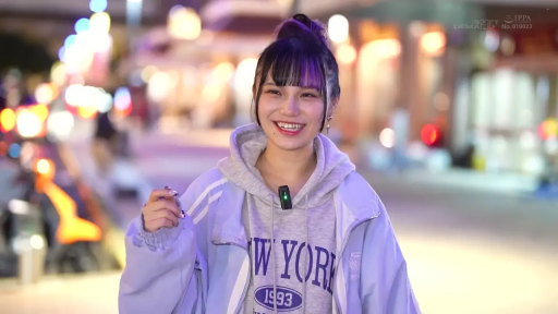 脸部 · 站立 · 街道 · 夜景 · 灿烂笑容 · 采访 · 领夹麦 · 运动卫衣