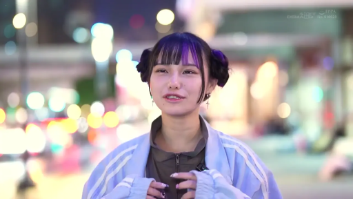 交谈 · 胸部以上特写 · 正面站立 · 自然微笑 · 双丸子头 · 蓝色运动外套 · 都市街头