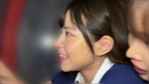 室内 · 坐姿 · 注视 · 笑容 · 模糊 · 侧脸特写 · 蓝色毛衣