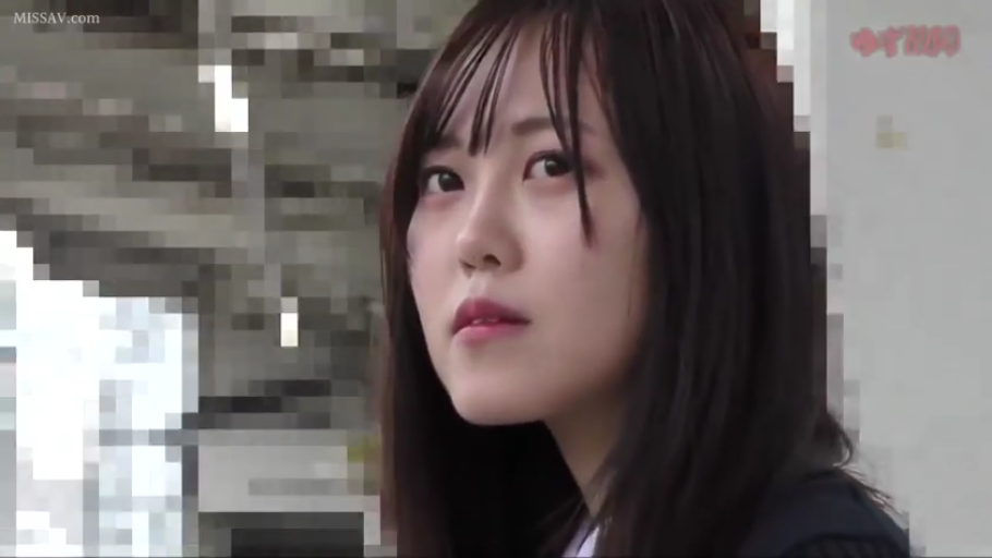 Indoor · Serious · Close-up of the face · Gaze · 黑发 · 西装制服 · 侧身回头