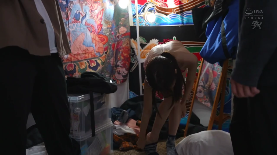 全身 · 弯腰 · 内衣 · 脱衣 · 杂物间 · 偷拍