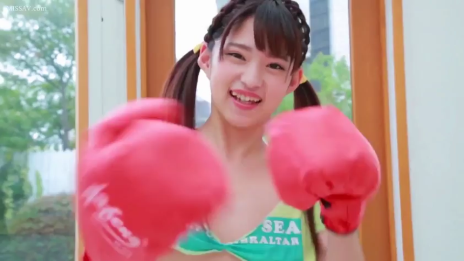 比基尼 · 中景 · 户外 · 双马尾 · 笑容 · 拳击手套 · 拳击 · 拳击姿势