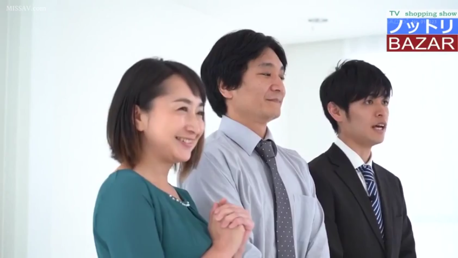 室内 · 俯身 · 中景 · 自然 · 职场女性 · 注视 · 灯饰 · 黑色紧身裙