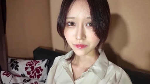 室内 · 坐姿 · 白衬衫 · 面部特写