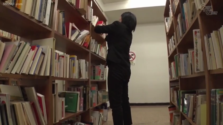 站立 · 全景 · 职业装 · 书架 · 背影 · 图书馆 · 取书