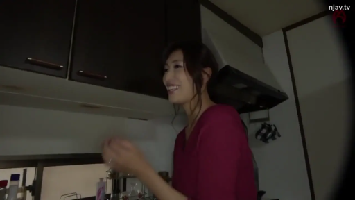 Stand · Smile · 居家 · Kitchen · 上半身 · Casual chat · 厨柜 · 紫红色长袖