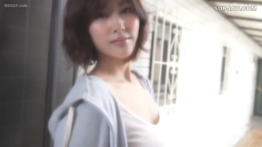 站立 · 中景 · 走廊 · ショートヘア · 看向镜头 · 温和 · 白色打底