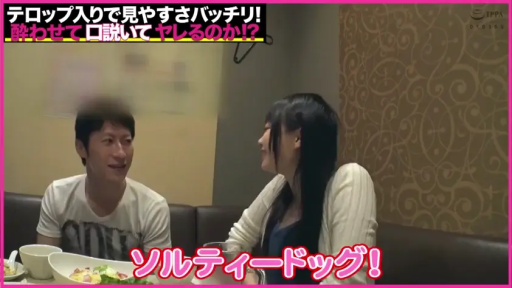 座り姿勢 · 食事 · 中景 · 自然 · T恤 · 包间 · 约会 · 饮料