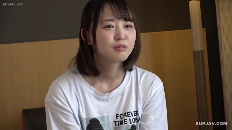 室内 · 坐姿 · 忧郁 · 脸部特写 · 谈话 · 白色T恤 · 亚裔