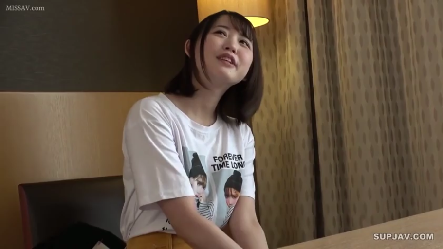 室內 · 坐姿 · 脸部 · 微笑 · 檯燈 · 聊天 · 白色T恤 · 休闲