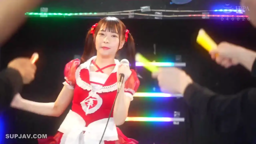 面部 · 站立 · 微笑 · 麦克风 · 舞台 · Cosplay服 · 唱歌 · 偶像演出