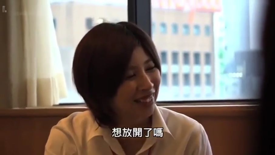 Indoor · Sitting Posture · Conversation · Smile · Half-body · Business attire · 短发