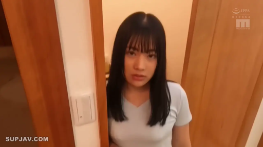 脸部 · 站立 · 门框 · 对视 · 门口 · T恤 · 淡然