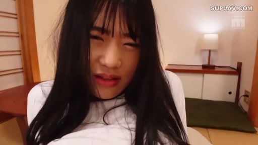 脸部特写 · 和室 · 矮桌 · 白色上衣 · 对视 · 俯视 · 搞怪 · 黑直发