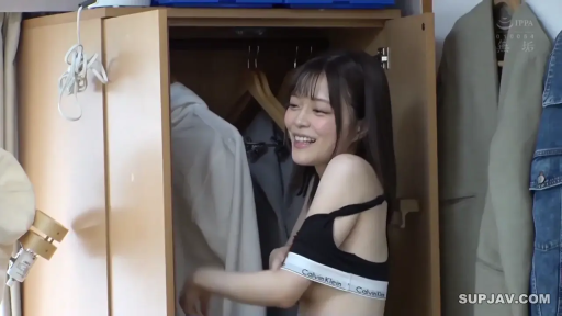 室内 · 微笑 · 半身 · 长发 · 衣柜 · スポーツブラ · 服を整える · 侧站