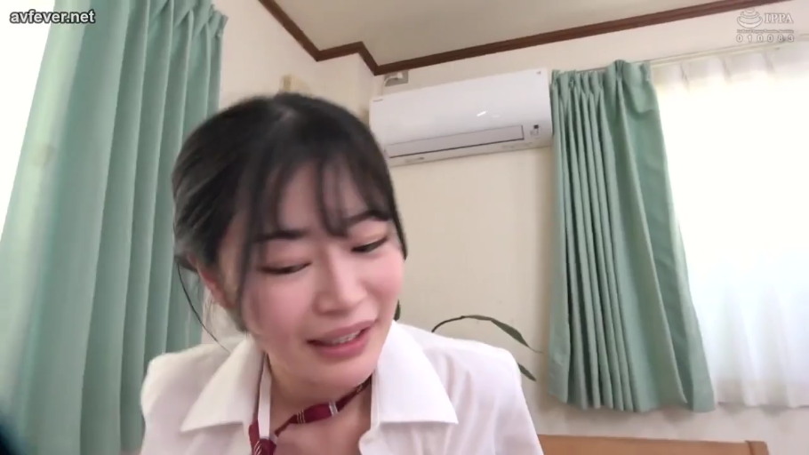 室内 · 坐姿 · 微笑 · 面部特写 · 制服 · 对视