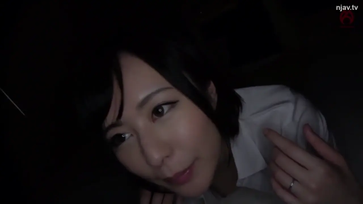 白衬衫 · 微笑 · 暗室 · 面部特写 · 注视 · 侧卧 · 戒指 · 夜色