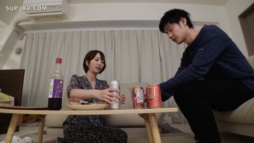 全景 · 自然 · 客厅 · 啤酒罐 · 日常场景 · 对坐 · 碎花裙 · 准备干杯